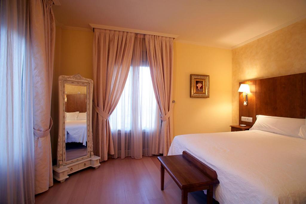 Hotel Villa De Larraga Стая снимка